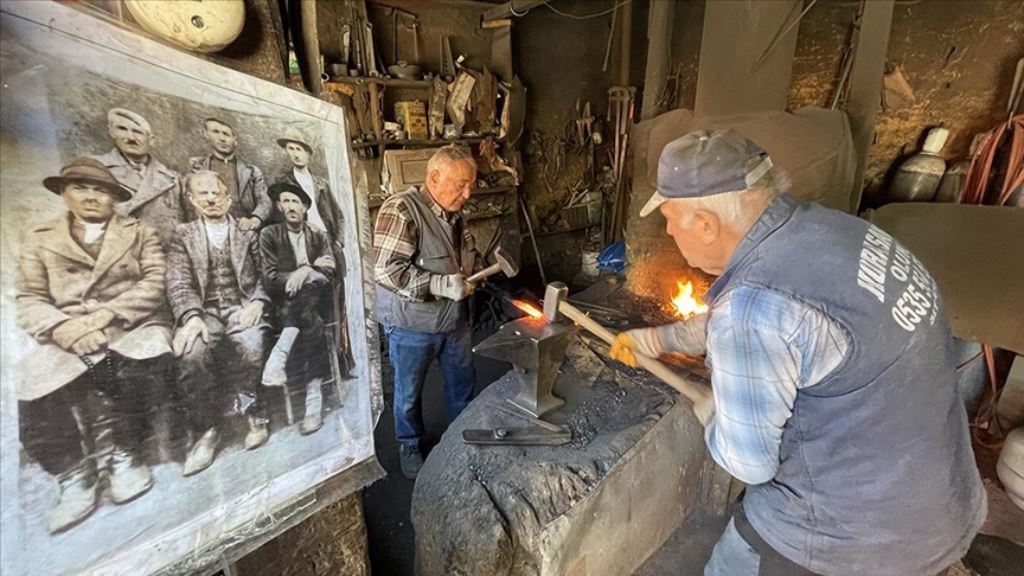 Dedelerinden kalma 150 yıllık ocakta demir dövüyorlar