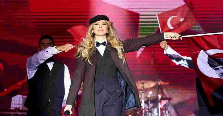 Hadise, Cumhuriyet konserlerine Atatürk kostümleriyle çıktı