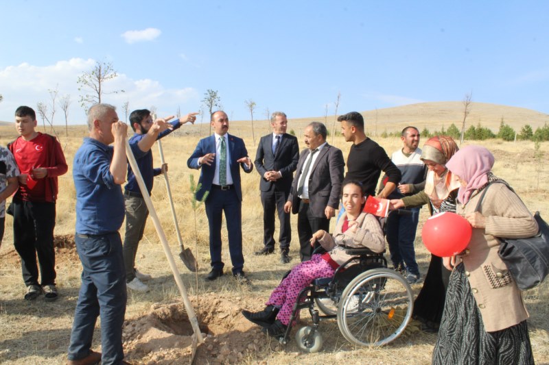 Özel çocukların fidanları toprakla buluştu