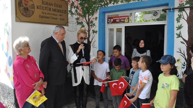 Ünlü mankenin babasının adı Tuzlukçu’da kütüphaneye verildi