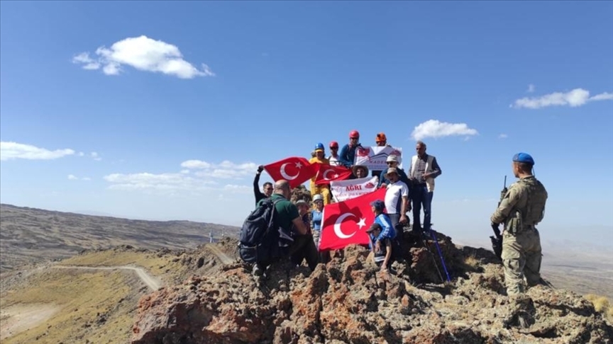 Konyalı dağcı Tendürek zirvesinde Türk bayrağı açtı