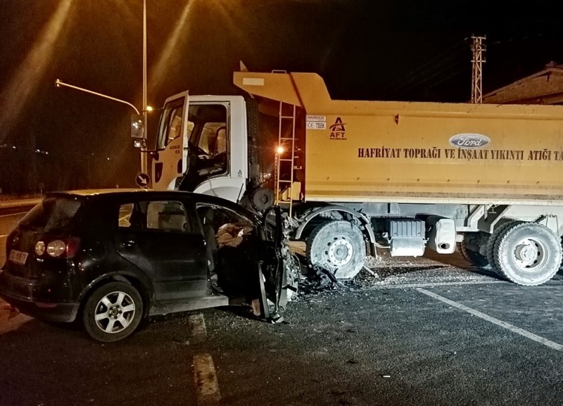 Feci kaza sonrasında sürücü ve eşi ağır yaralandı