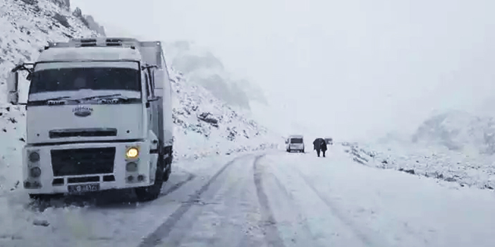 İlk kar yağdı! Yollar kapandı, araçlar yolda kaldı