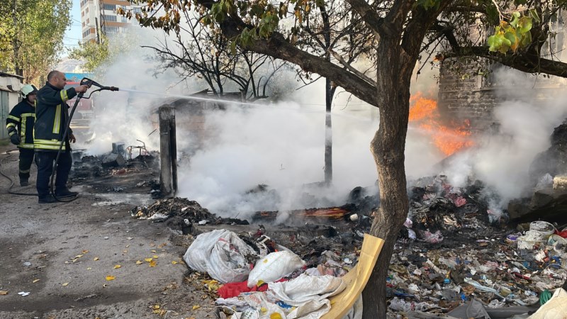 Hurda malzemelerin olduğu evde meydana gelen yangın söndürüldü