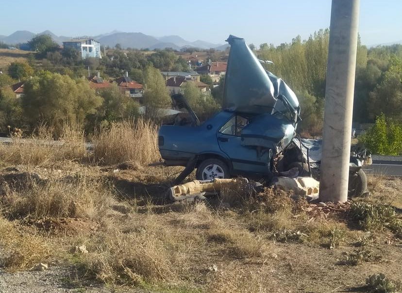 Yoldan çıkan araç beton direğe çarptı. Genç sürücü ağır yaralı