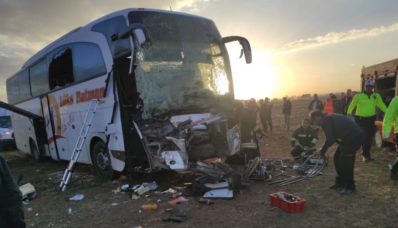 Yolcu otobüsüyle traktör çarpıştı, çok sayıda yaralı var