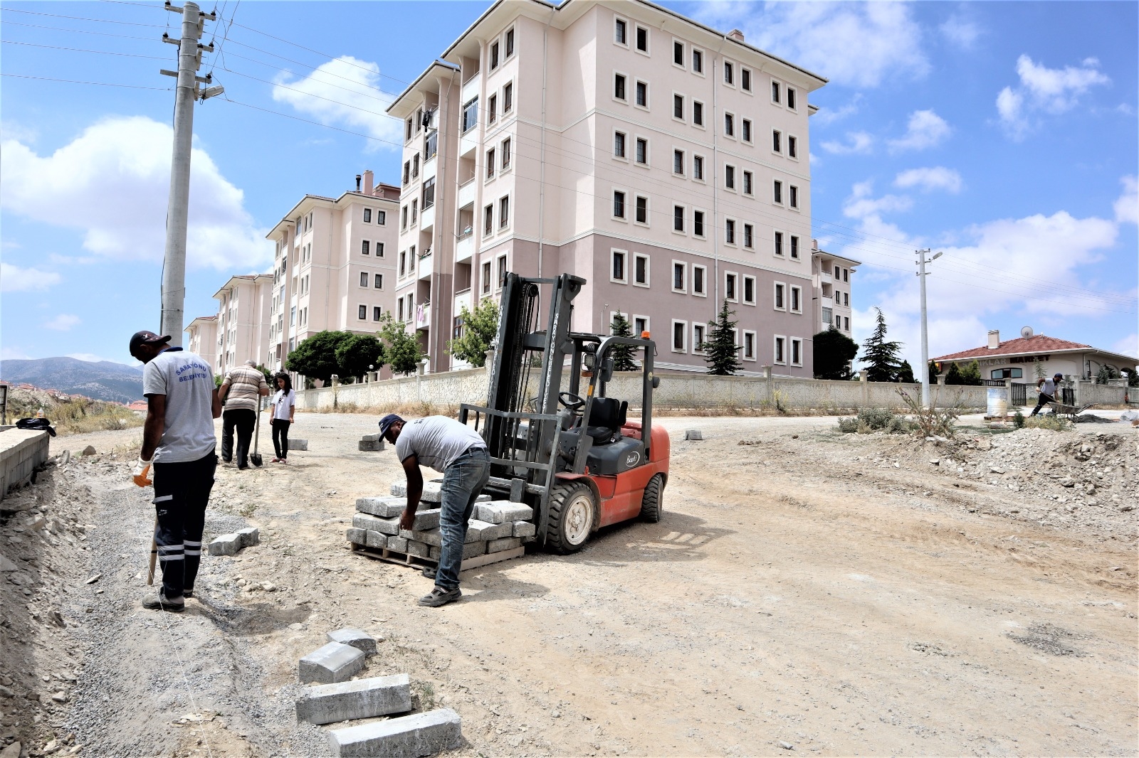 Bordür ve parke taş çalışmaları devam ediyor