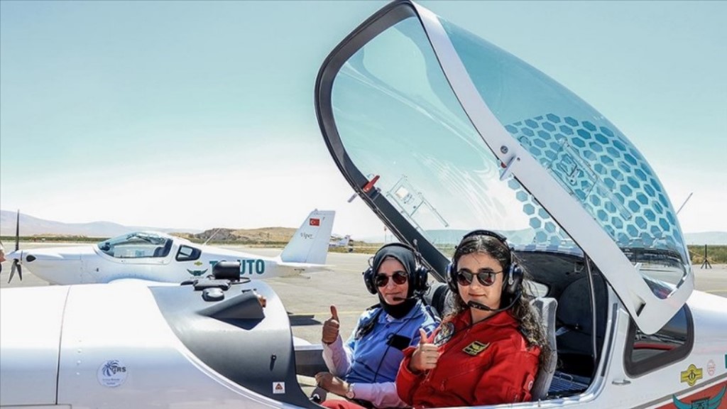 Anne kız birlikte pilotluk eğitimi alıyor