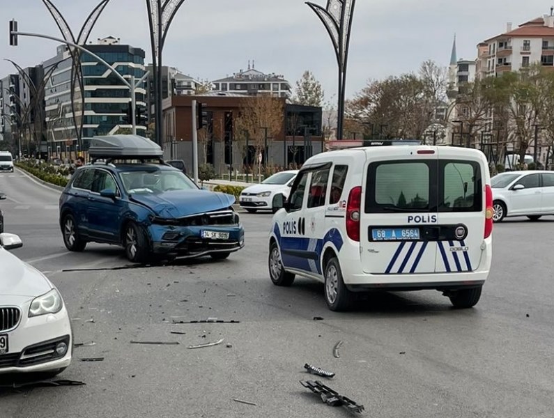 Milli voleybolcunun yaptığı kazada 2 kişi yaralandı