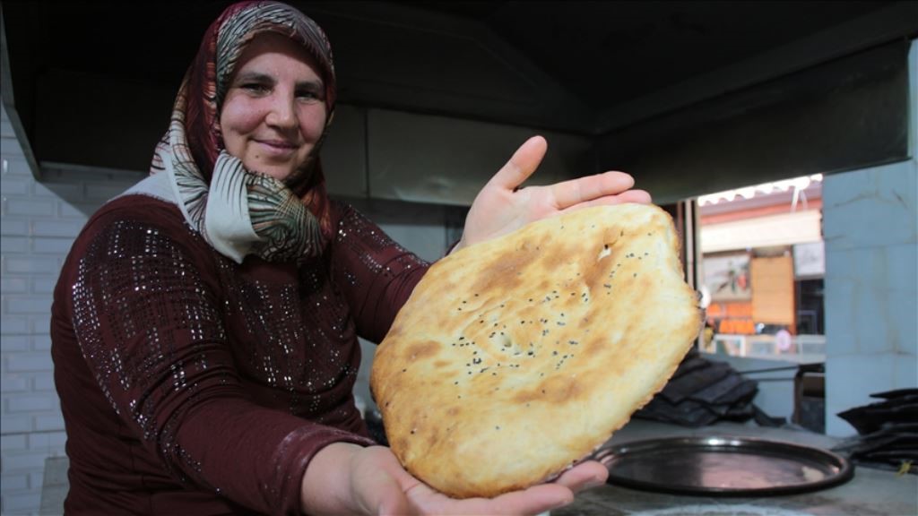 Tandır ekmeğinin ustası gelen taleplere yetişemiyor