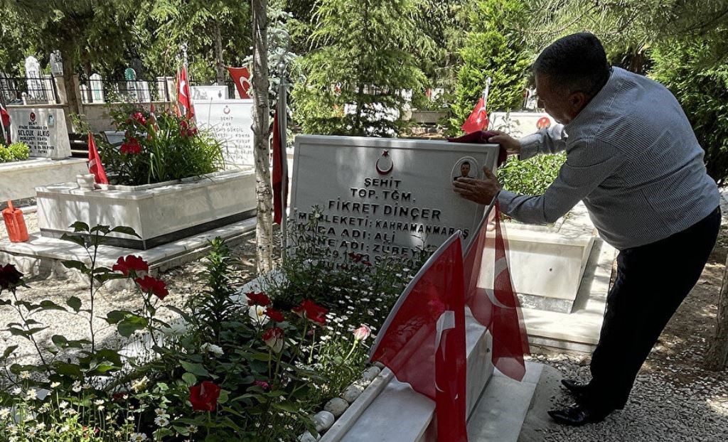 Oğlunun şehadet haberiyle aynı gün gelen hediyesini başköşesinde saklıyor