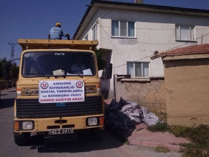 İhtiyaç sahiplerine kömür dağıtımı yapılıyor