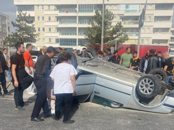 Konya'da kaza! Kamyonla otomobil'in çarpışması sonucu 5 kişi yaralandı