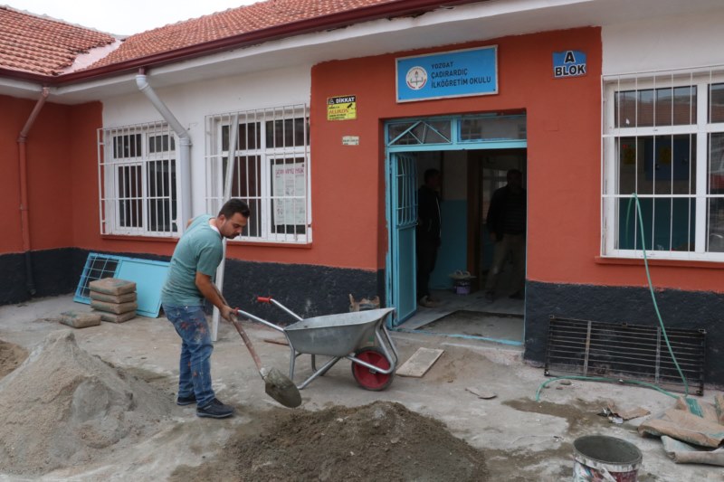 Okul müdürü tatilde okulun tamir işlerini yapıyor