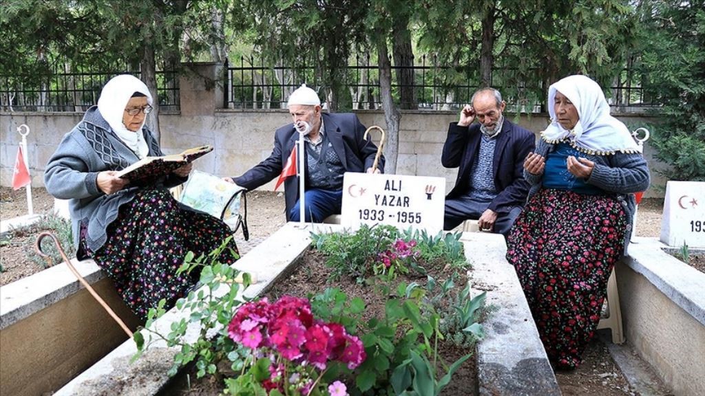 Babalarının kabrini 67 yıl sonra Konya Şehitliği'nde buldular