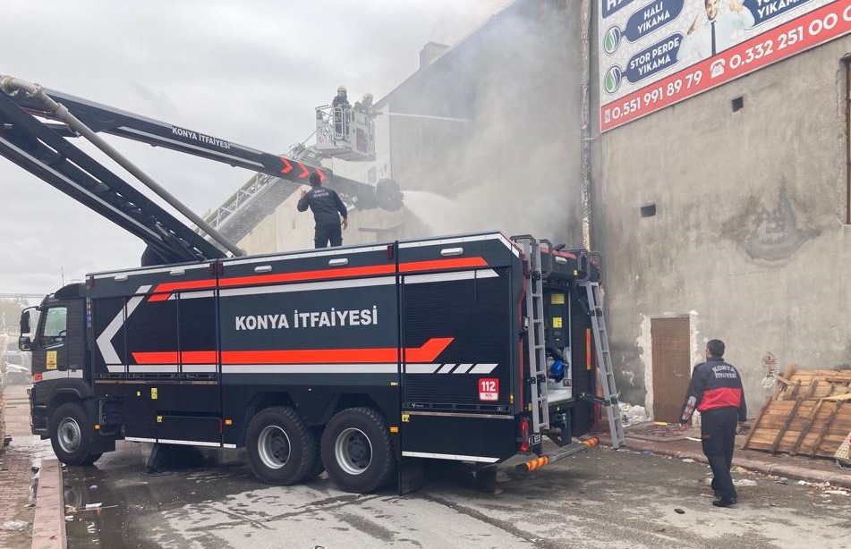 Kırpıntı sünger atölyesinde çıkan yangın paniğe neden oldu