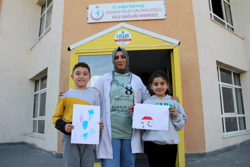 Filiz hemşire, çocukların iğne korkusunu yenmelerini bu yöntemle sağlıyor