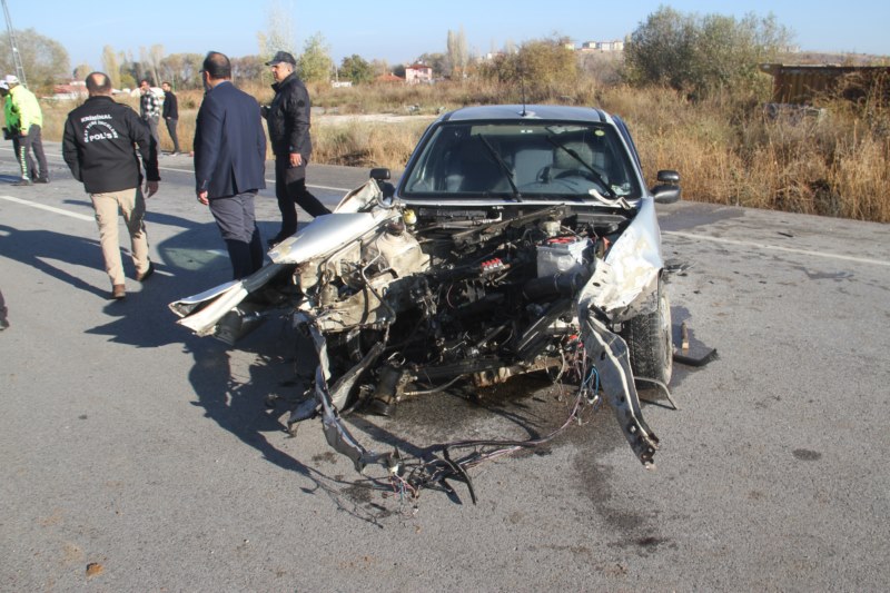 Konya'da iki otomobilin çarpışmasıyla oluşan kazada 5 yaralı var