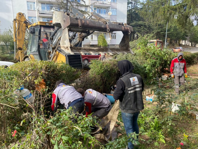 Yoğun fırtınanın etkisiyle çatılar uçtu, çiçek seraları zarar gördü