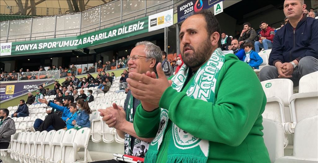 Tek gözüyle görme engellilere Konyaspor maçlarını anlatıyor