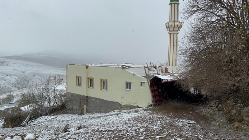 Fırtına cami çatısını uçurdu