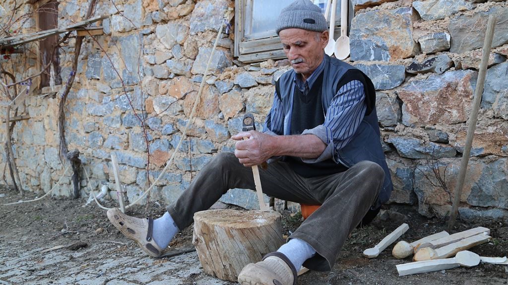 Dağ köyünde yaptığı şimşir bastonlarla akranlarının “desteği” oluyor