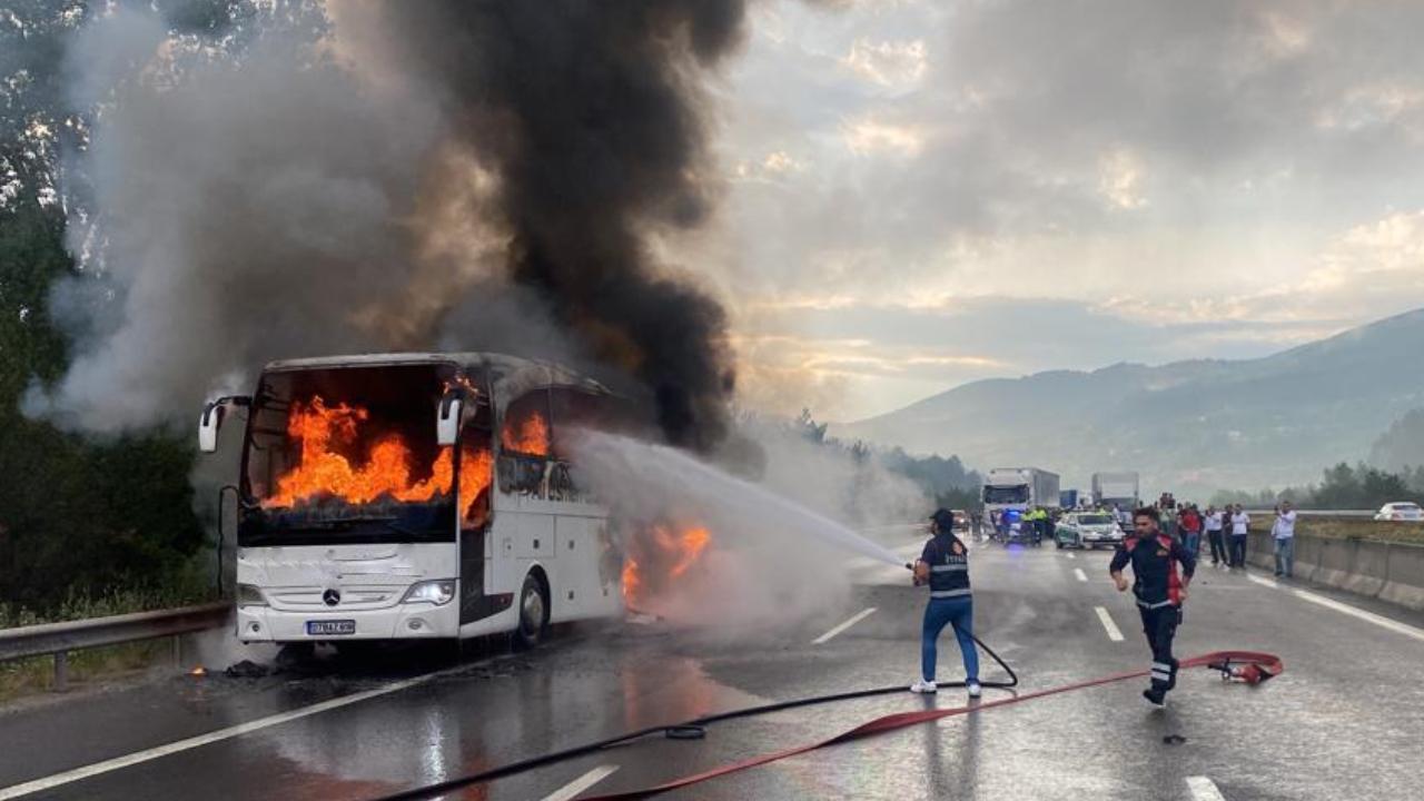 Bir anda yanmaya başlayan otobüs korkuttu