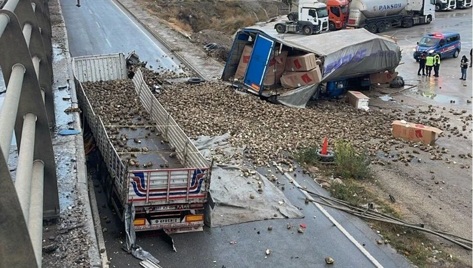 İki tır köprülü kavşaktan aşağı uçtu