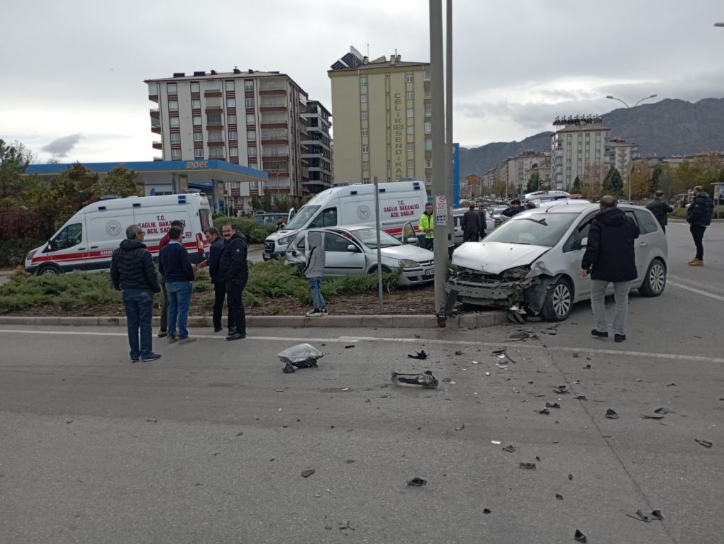 Konya'da iki aracın karıştığı kazada 6 kişi yaralandı