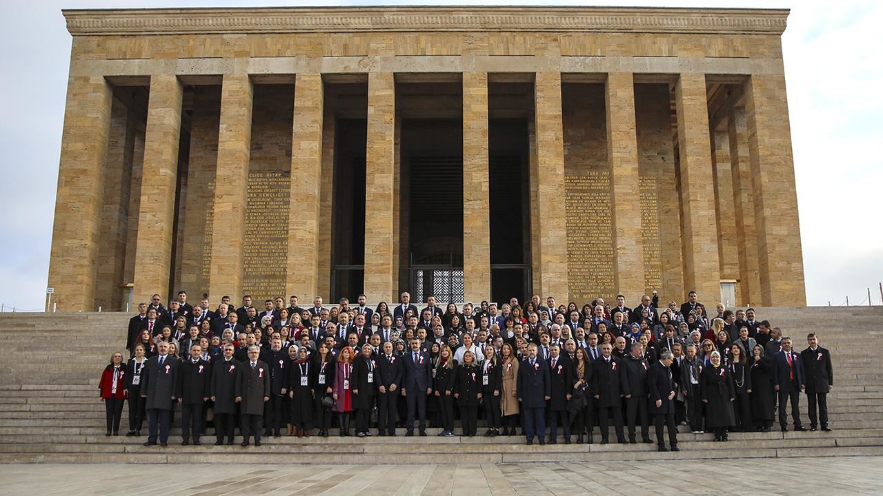 81 ilden gelen öğretmenler Bakan Tekin eşliğinde Anıtkabir'i ziyaret etti