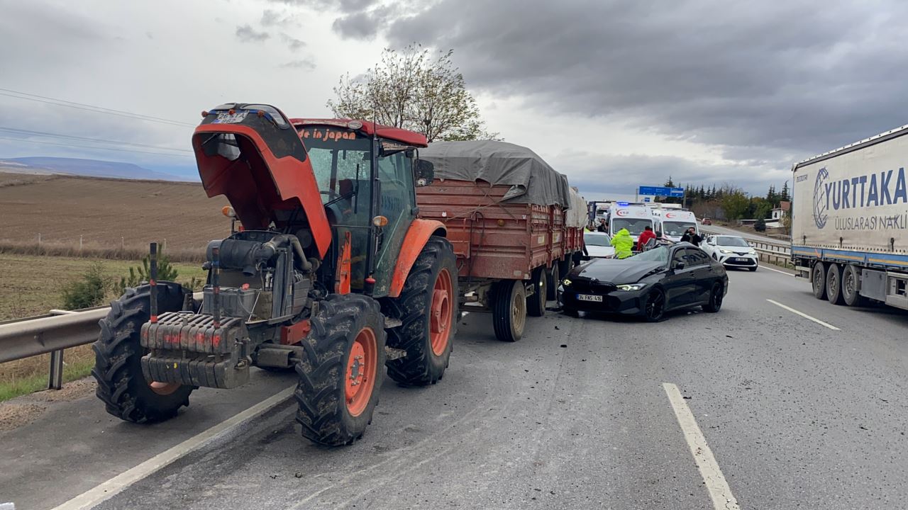 Otomobil pancar yüklü traktöre çarptı. Araç sürücüsü yaralandı