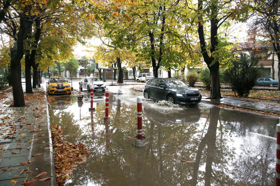 Etkili olan sağnak ve şiddetli rüzgar zor anlar yaşatıyor