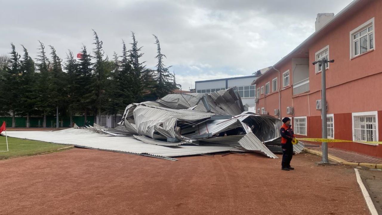 Kuvvetli rüzgarın kopardığı çatı stadın atletizm pistine düştü