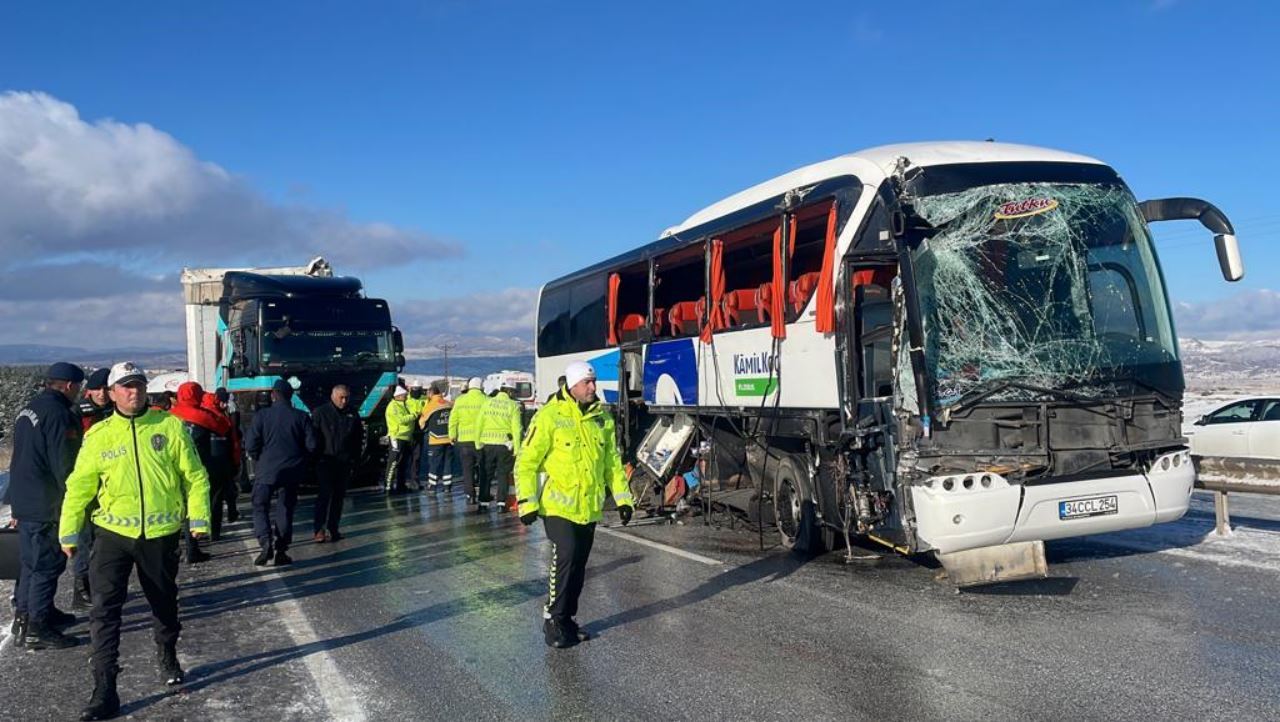 Otobüs ile tır çarpıştı. İlk belirlemelere göre 1 ölü 2 yaralı var