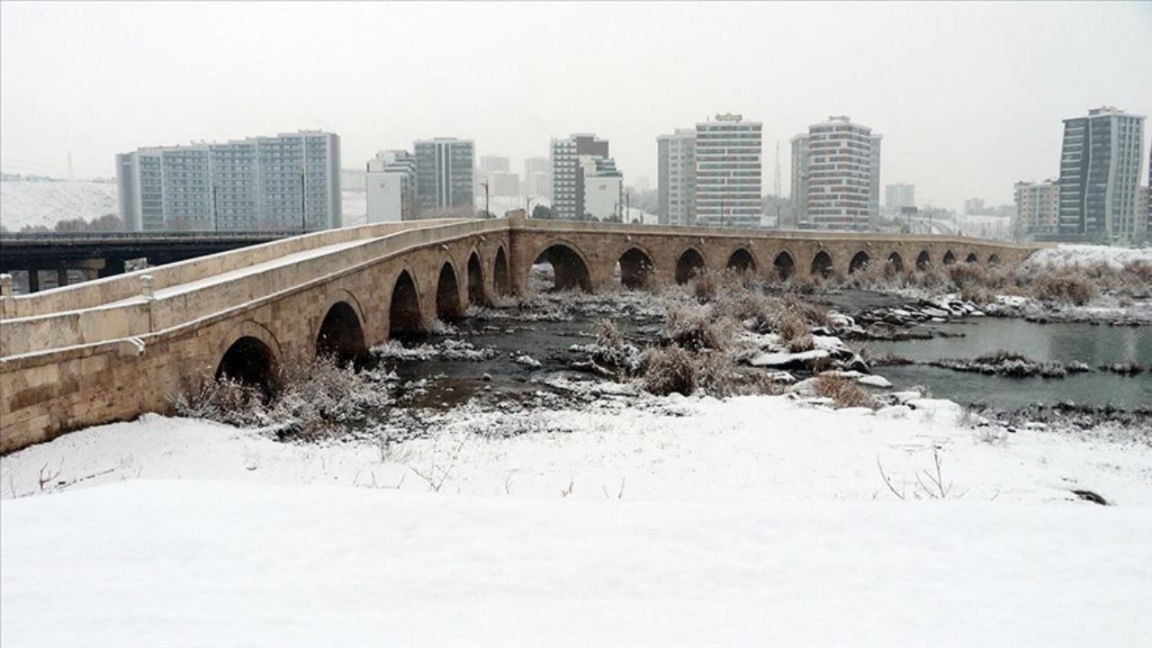 Kar sebebiyle bazı köy yolları ulaşıma kapandı