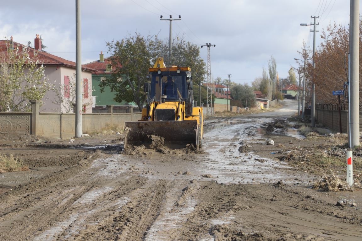 Su baskınlarına neden olan sağanağın ardından temizleme çalışmaları başladı