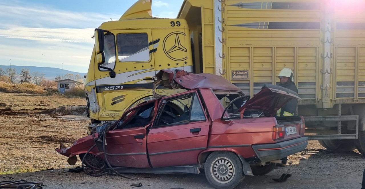 Konya'da otomobil ile kamyon çarpıştı; 2 kişi öldü, 1 kişi yaralandı
