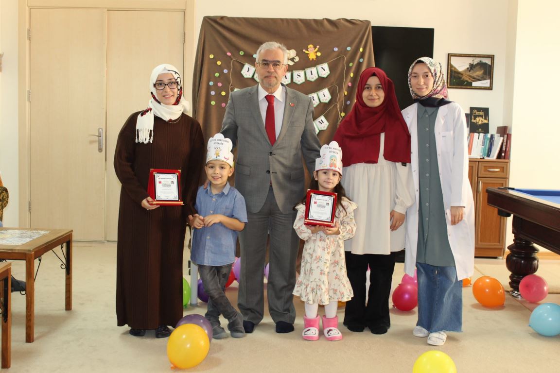 Filistin için yardım toplayan çocuklara ödül verildi