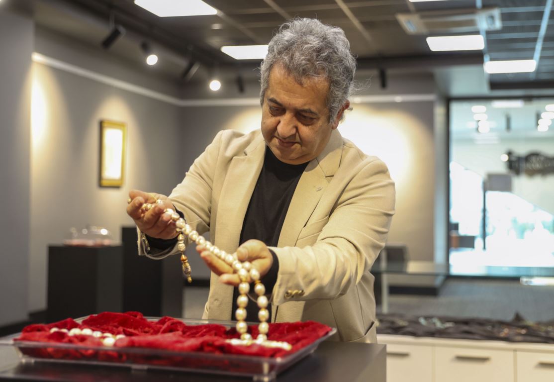 İranlı minyatür sanatçısı, tespih tanelerine titizlikle Kur'an-ı Kerim'in 30 cüzünü yerleştirdi