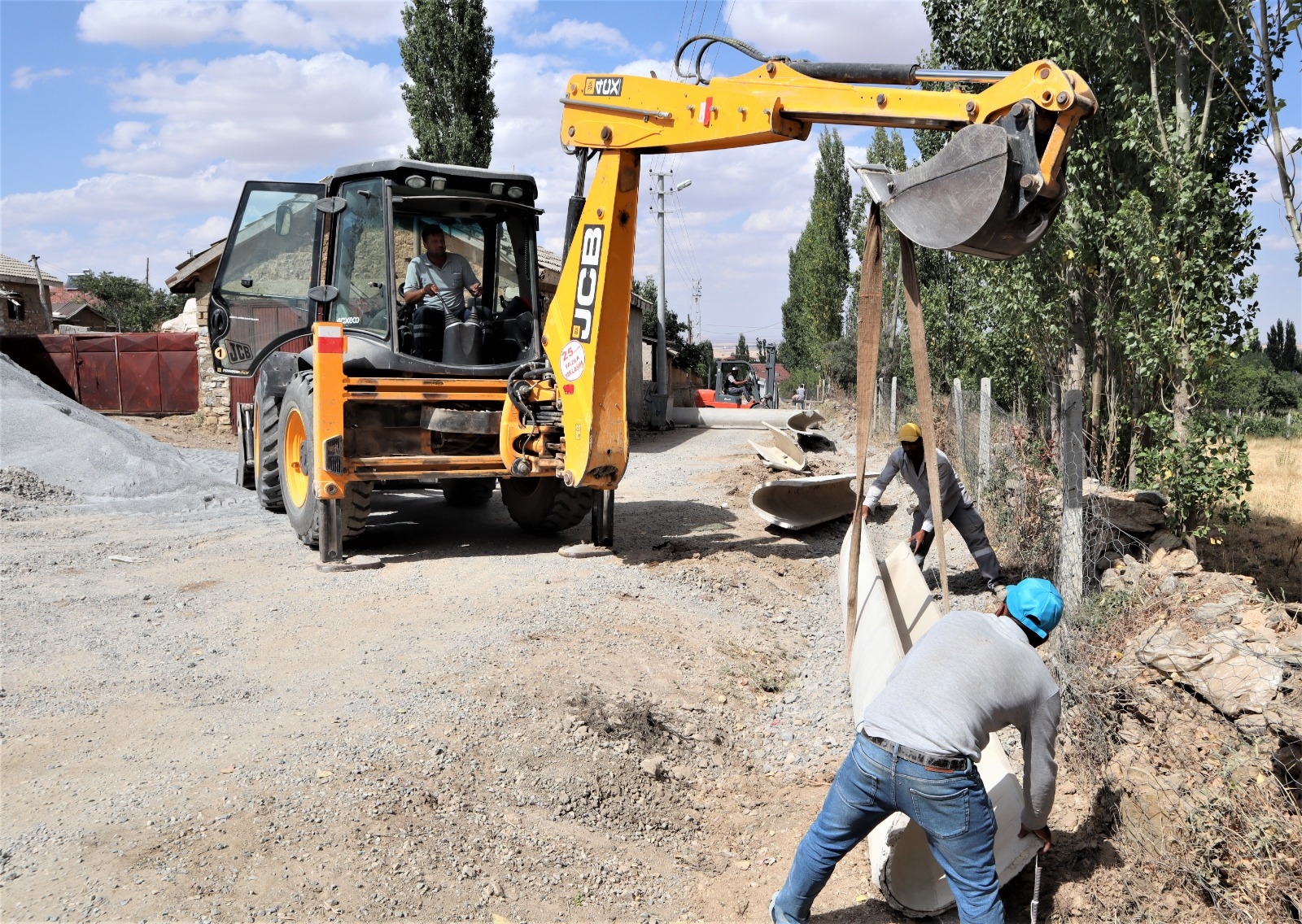 Belediyeden yol ve kanal çalışması