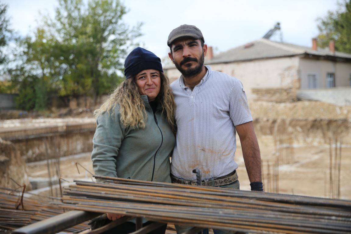Depremzede çift,  birlikte inşaatta çalışıyor