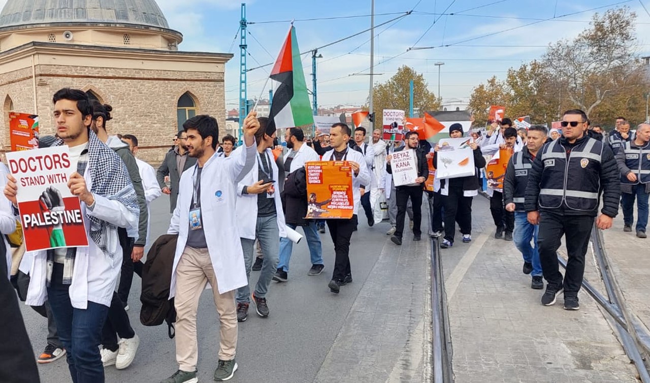 Konya'da sağlık çalışanları Gazze için yürüyüş düzenledi