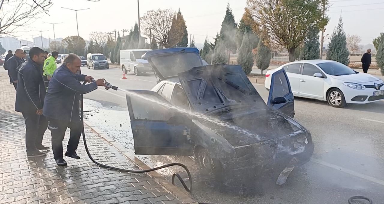 Seyir halindeki araç  bir anda alev aldı