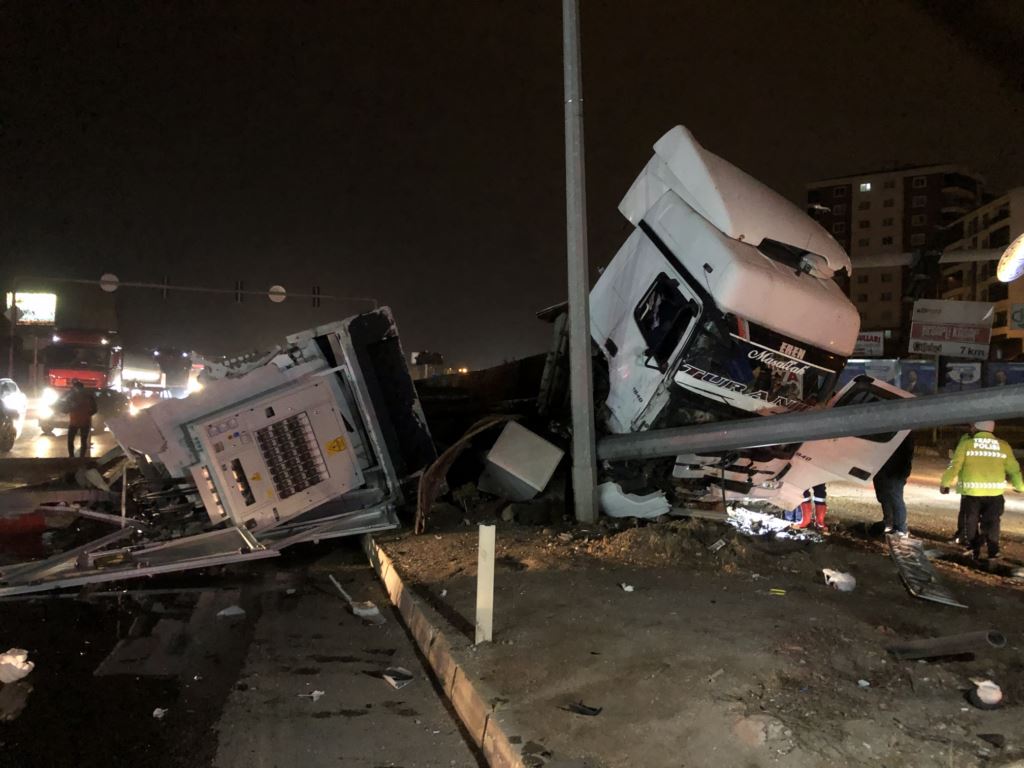 Tırın trafik lambası direğine çarpması sonucu 2 kişi yaralandı