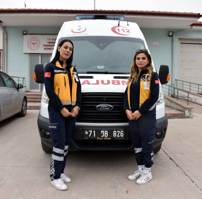 Kadın ambulans şoförleri görenleri şaşırtıyor