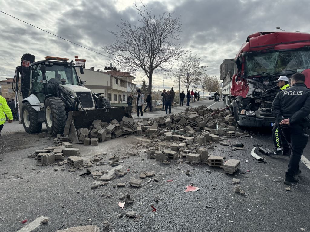 Zincirleme kaza sonucu 2 kişi yaralandı