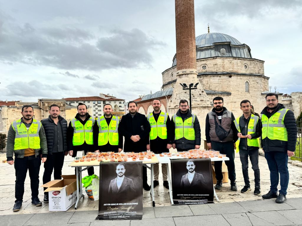 Gençlik Kolları Başkanı, İslamoğlu için lokma dağıttı