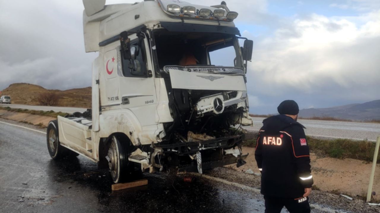 İki tırın çarpışması sonucu 1 kişi yaralandı