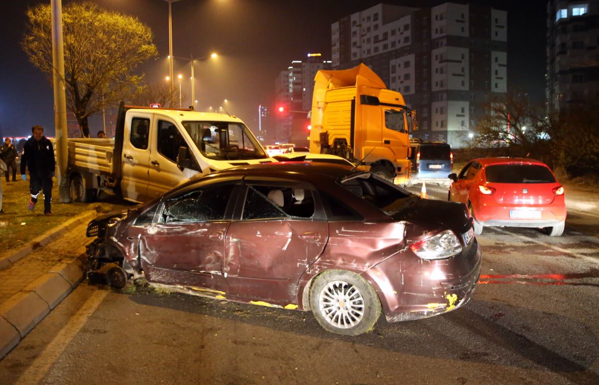 Zincirleme kaza sonucu 1 kişi yaralandı