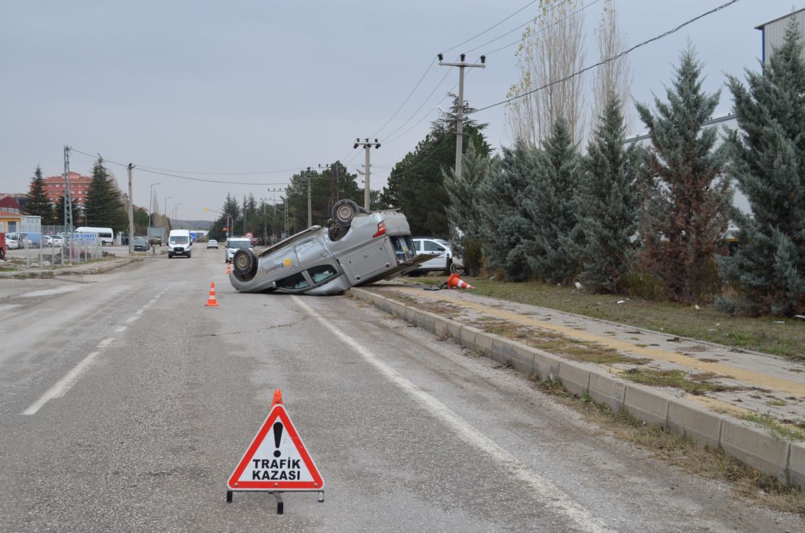 Takla atan araçtaki 2 kişi yaralandı